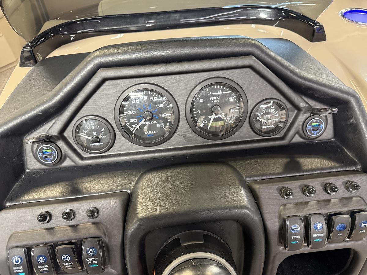 2025 Bentley Pontoons Legacy 223 Swingback Tritoon & Honda 4-Stroke EFI