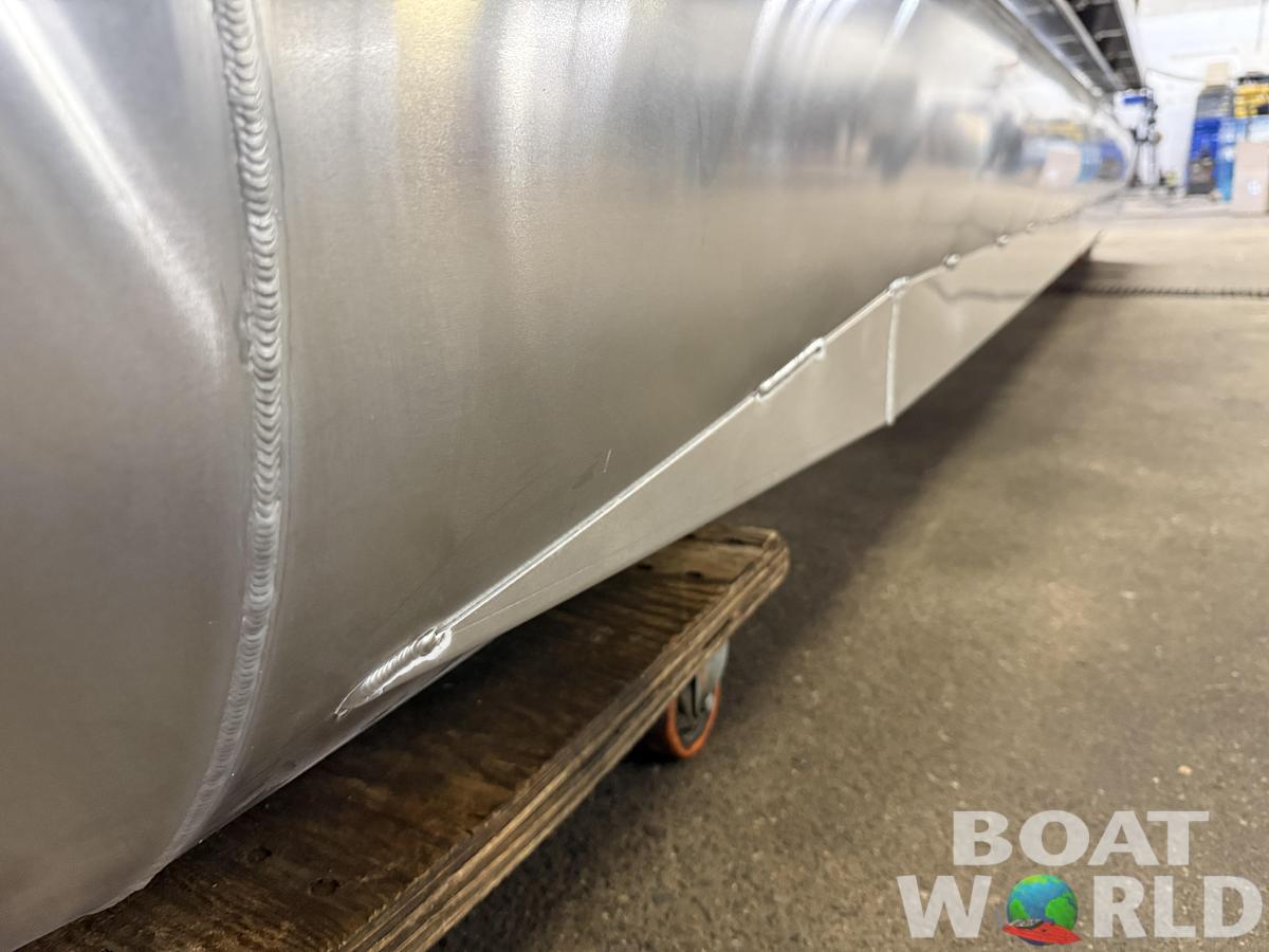 2026 Montego Bay 8522 DL Quad Lounge Tritoon