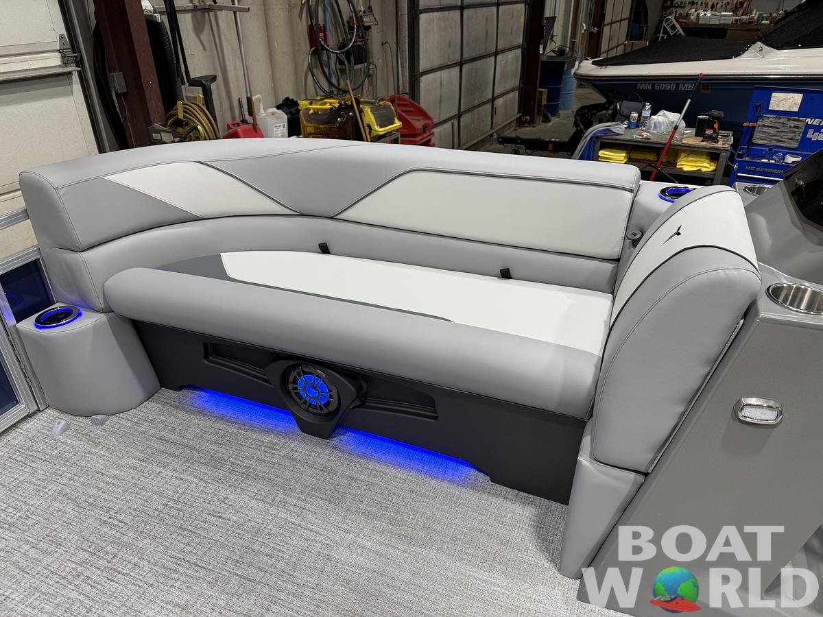 2026 Tahoe Sport 2385 Swingback (VRB) Tritoon 