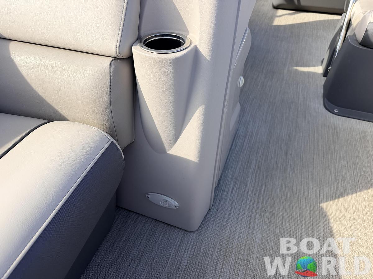 Used 2020 Princecraft Vectra 21 Rear Lounge Dinette Pontoon & 60HP Mercury 4Stroke -$24,995