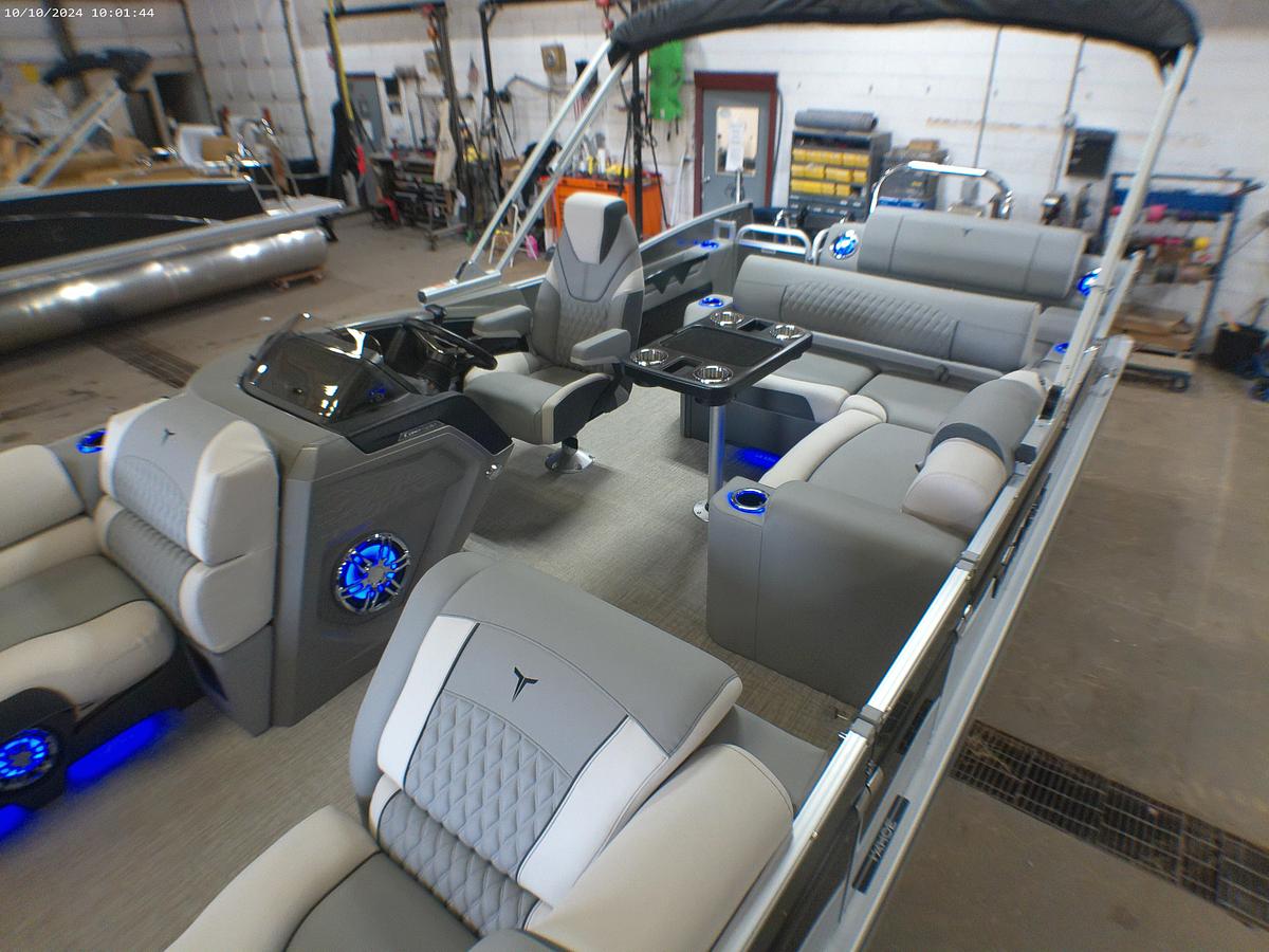2025 Tahoe Pontoons Cascade 2385 Swingback Tritoon & 225HP 4-Stroke EFI
