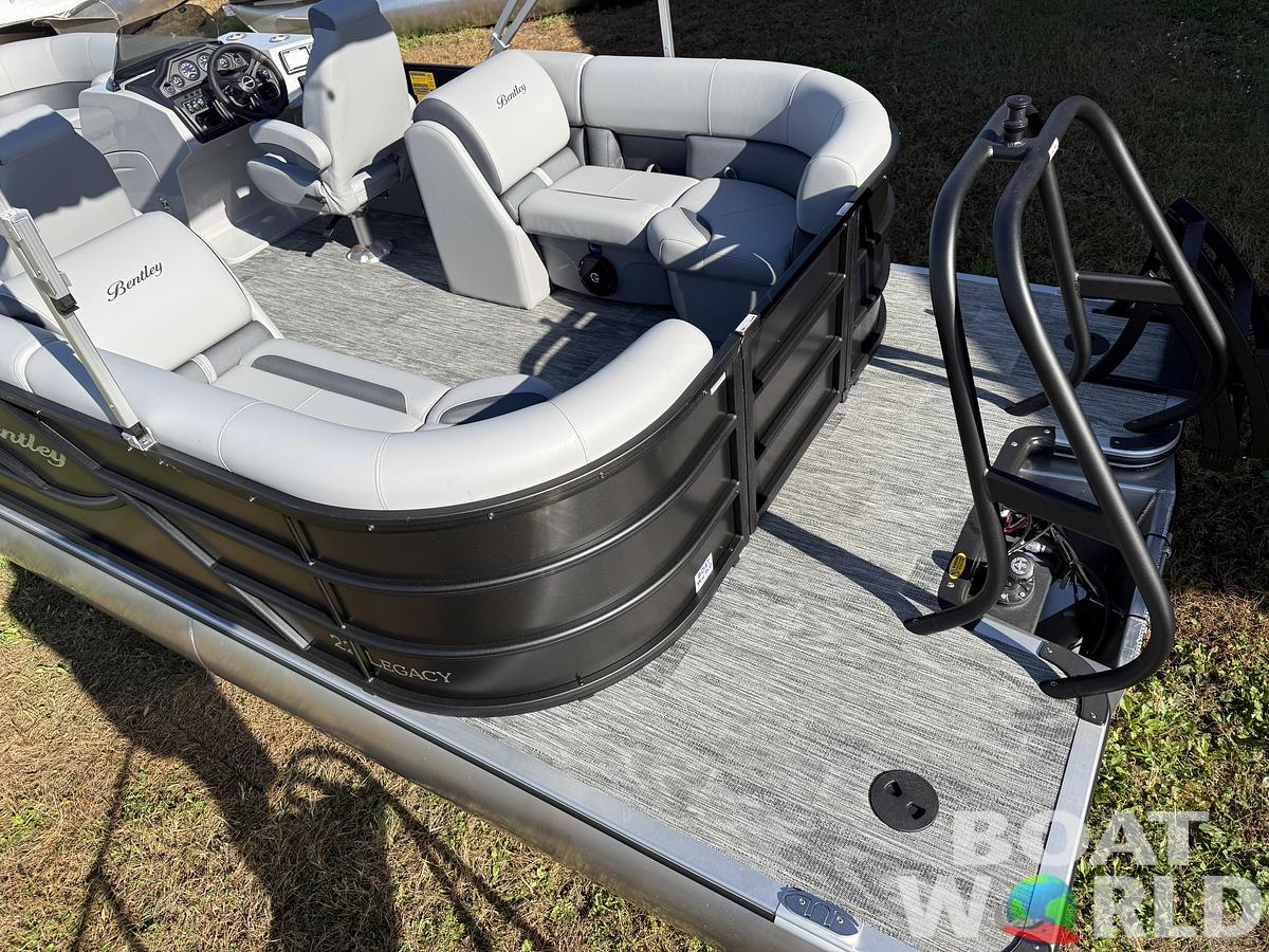 2026 Bentley Pontoons Legacy 220 Navigator Quad Lounge 