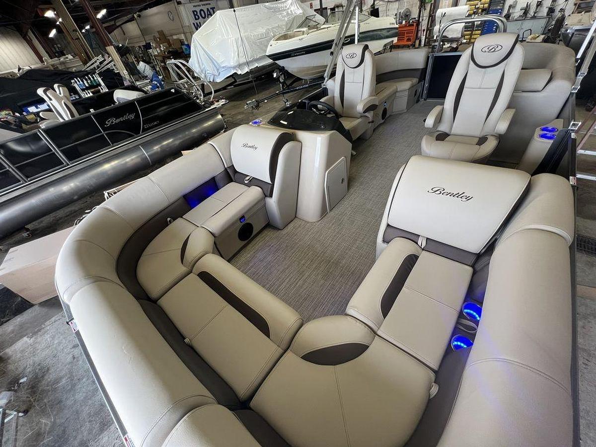2024 Bentley Pontoons Legacy 200 Navigator Quad Lounge & Honda 4-Stroke EFI