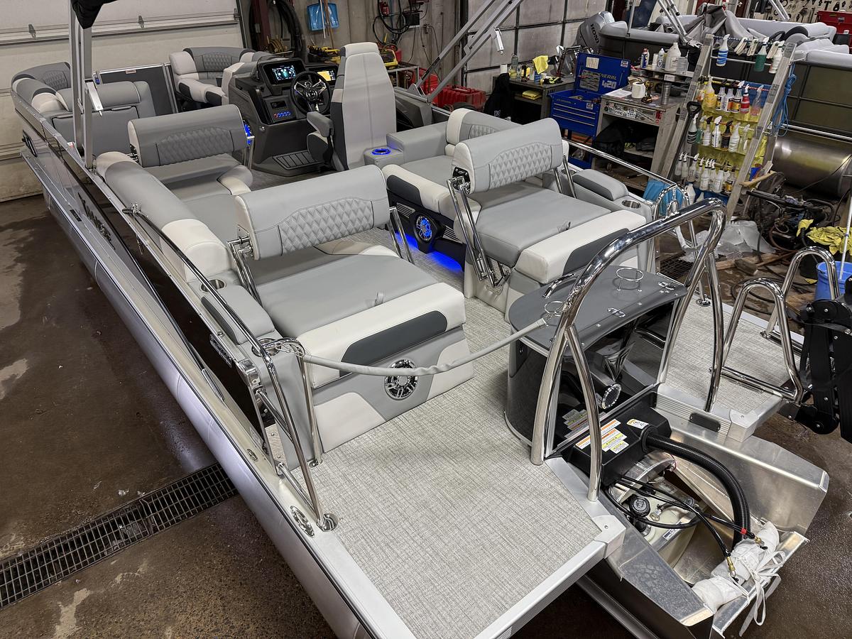 2025 Tahoe Pontoons Cascade 2385 Quad Lounge Shift Tritoon & 225HP 4-Stroke