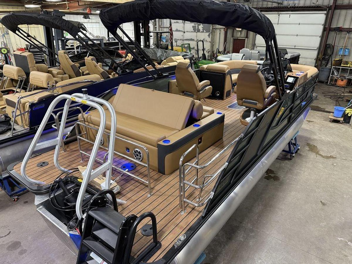 2025 Bentley Pontoons Elite 223 Swingback Tritoon & Honda 4-Stroke EFI