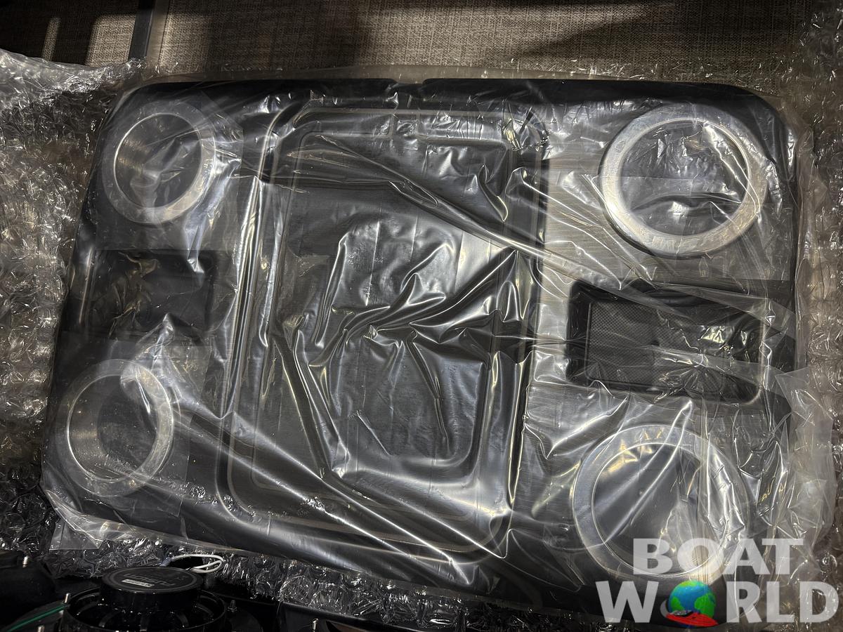 2026 Tahoe Pontoons LTZ 2385 Quad Lounge Shift SS