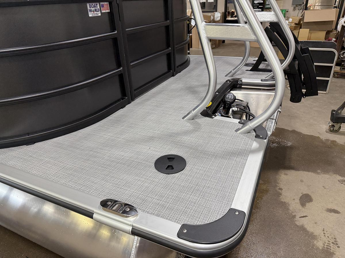 2025 Bentley Pontoons Legacy 220 Navigator Quad Lounge & Honda 4-Stroke EFI