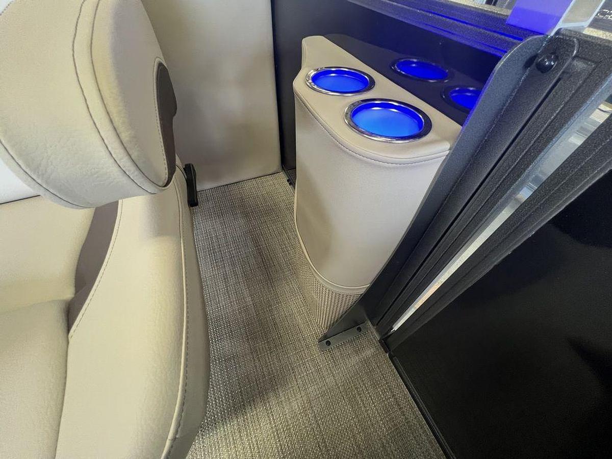 2024 Bentley Pontoons Legacy 200 Navigator Quad Lounge & Honda 4-Stroke EFI