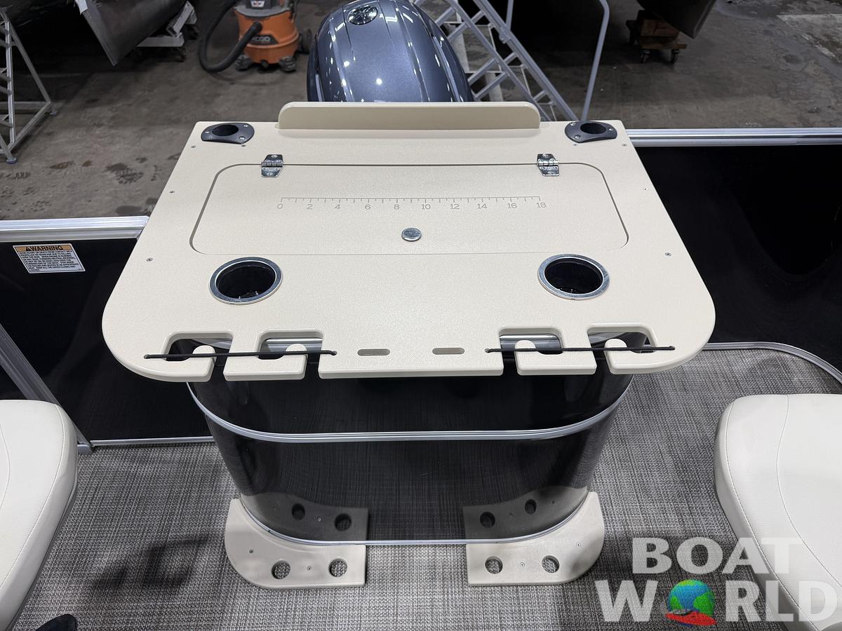 Used 2017 Sylvan 820 Fish & Cruise Pontoon