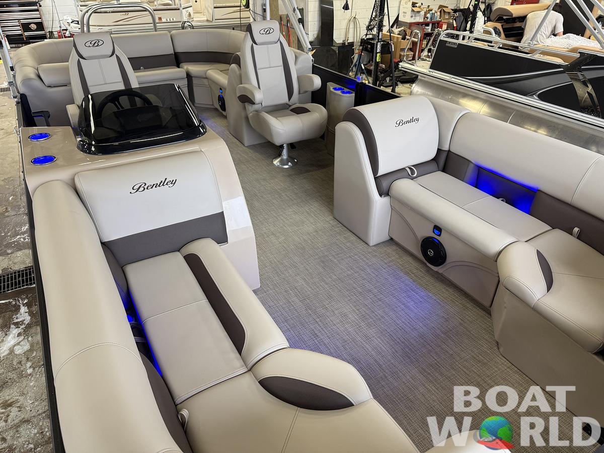 2025 Bentley Pontoons Legacy 220 Navigator Quad Lounge & Honda 4-Stroke EFI
