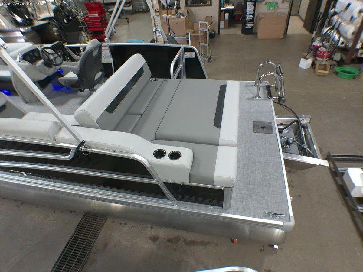 2025 Princecraft Vectra 23 RL Swingback Lounge Pontoon & Mercury 4-Stroke EFI