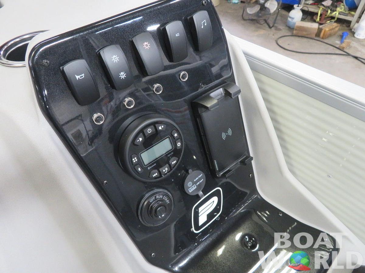 2025 Princecraft Vectra 21 RL Swingback SS Pontoon & Mercury 4-Stroke EFI