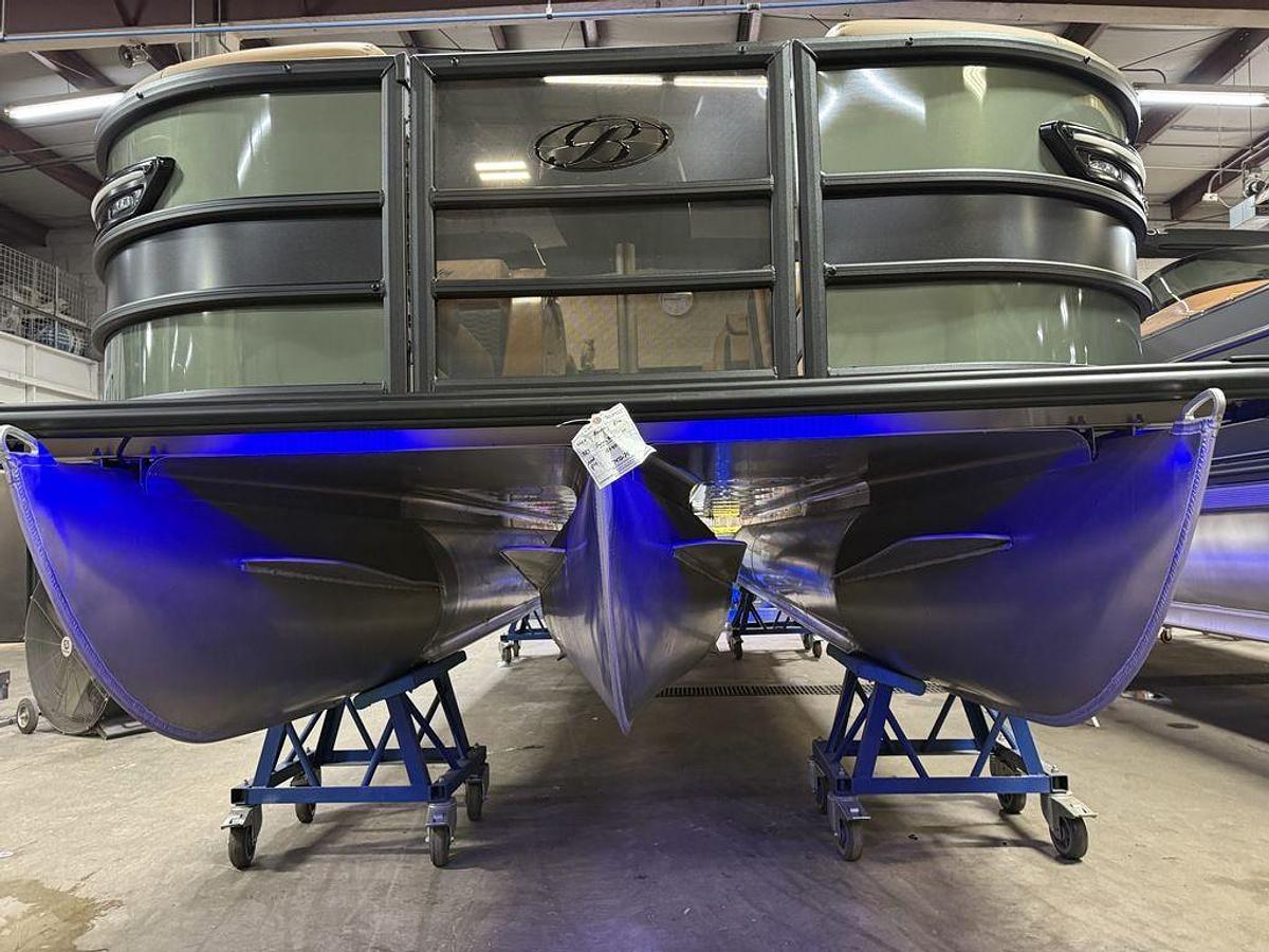 2025 Bentley Pontoons Elite 223 Swingback Tritoon & Honda 4-Stroke EFI
