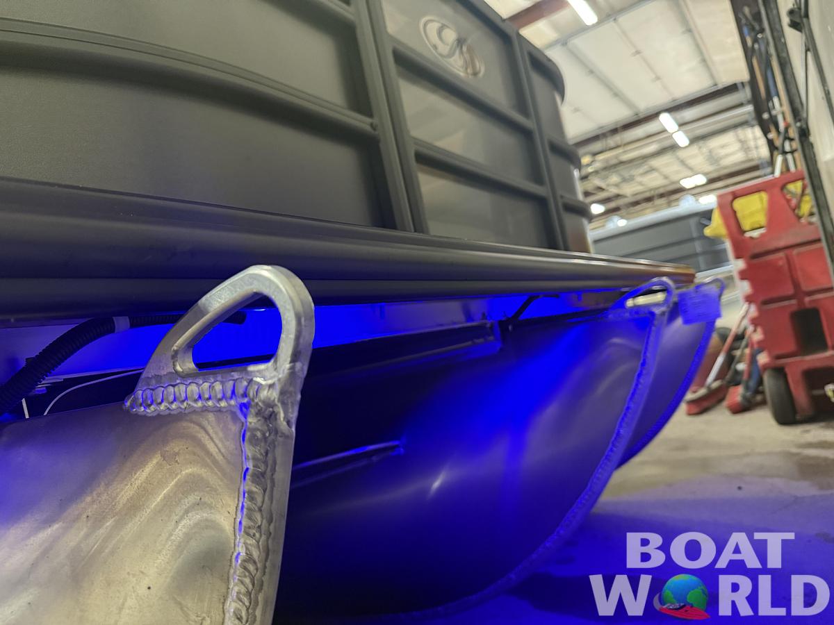 2026 Bentley Pontoons Elite 223 Swingback Tritoon