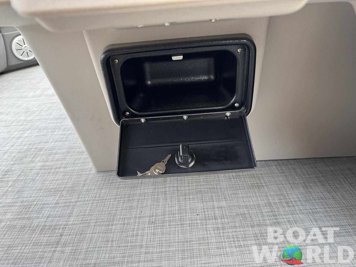 Used 2024 Princecraft Vectra 21 RL Dinette Swingback Pontoon