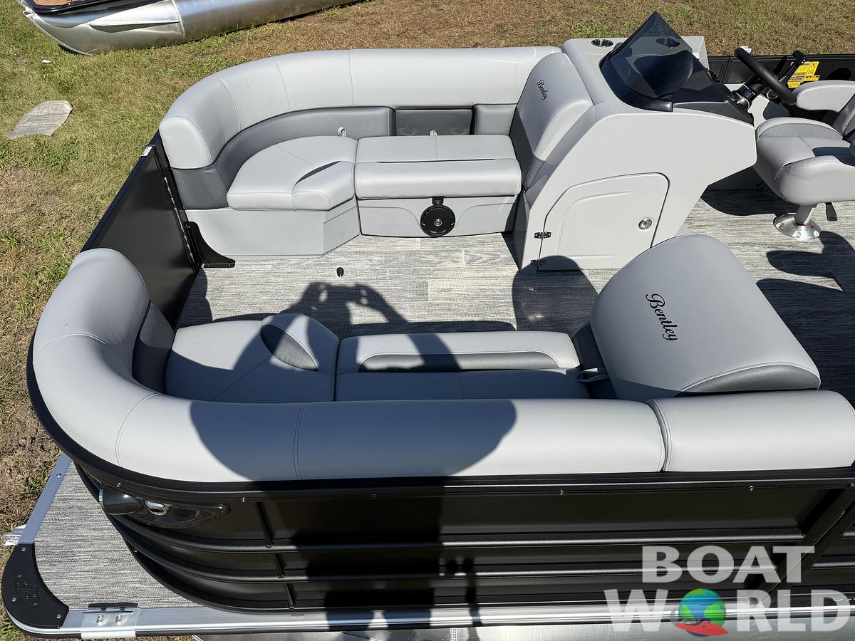 2025 Bentley Pontoons Legacy 220 Navigator Quad Lounge & Honda 4-Stroke EFI