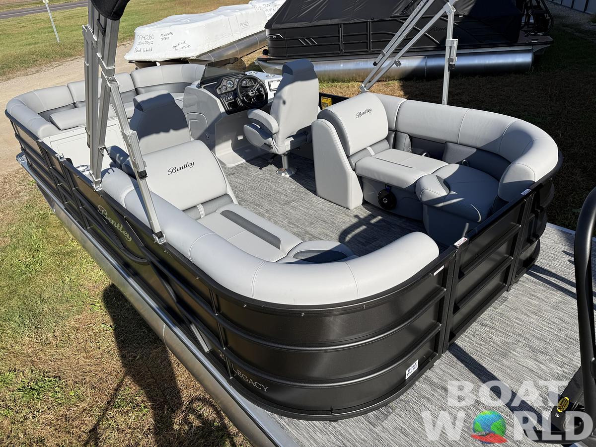 2026 Bentley Pontoons Legacy 220 Navigator Quad Lounge 