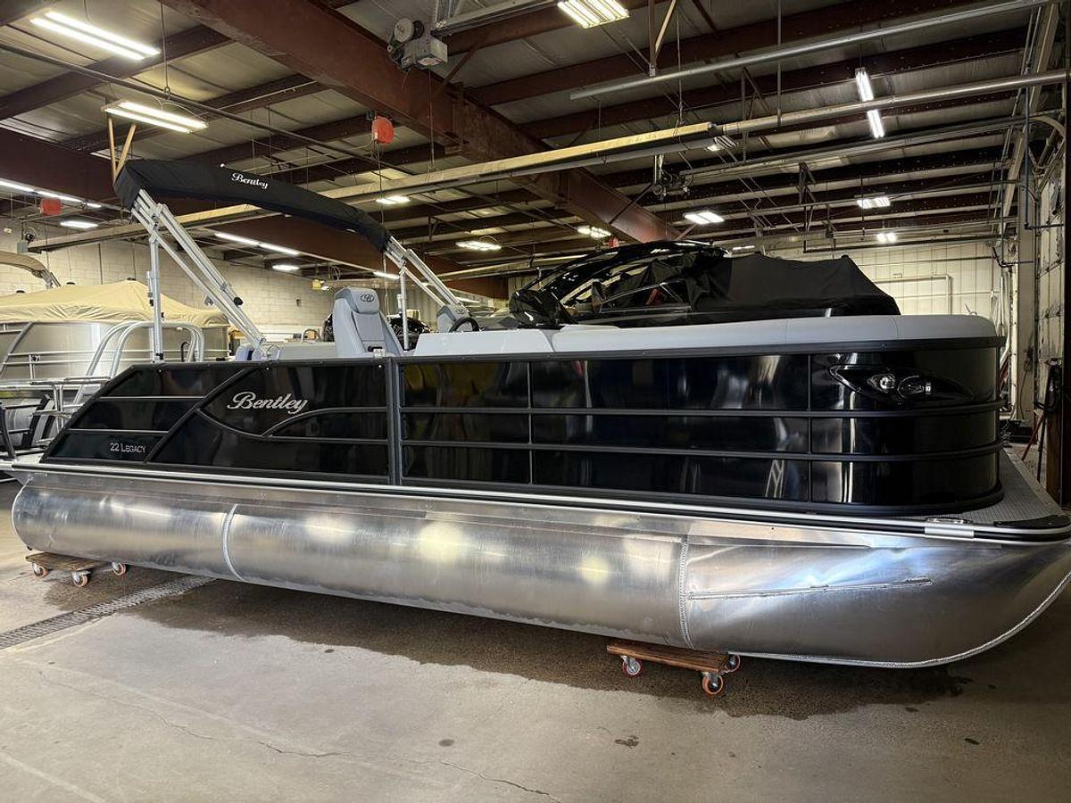 2026 Bentley Pontoons Legacy 220 Swingback & Honda 4-Stroke EFI