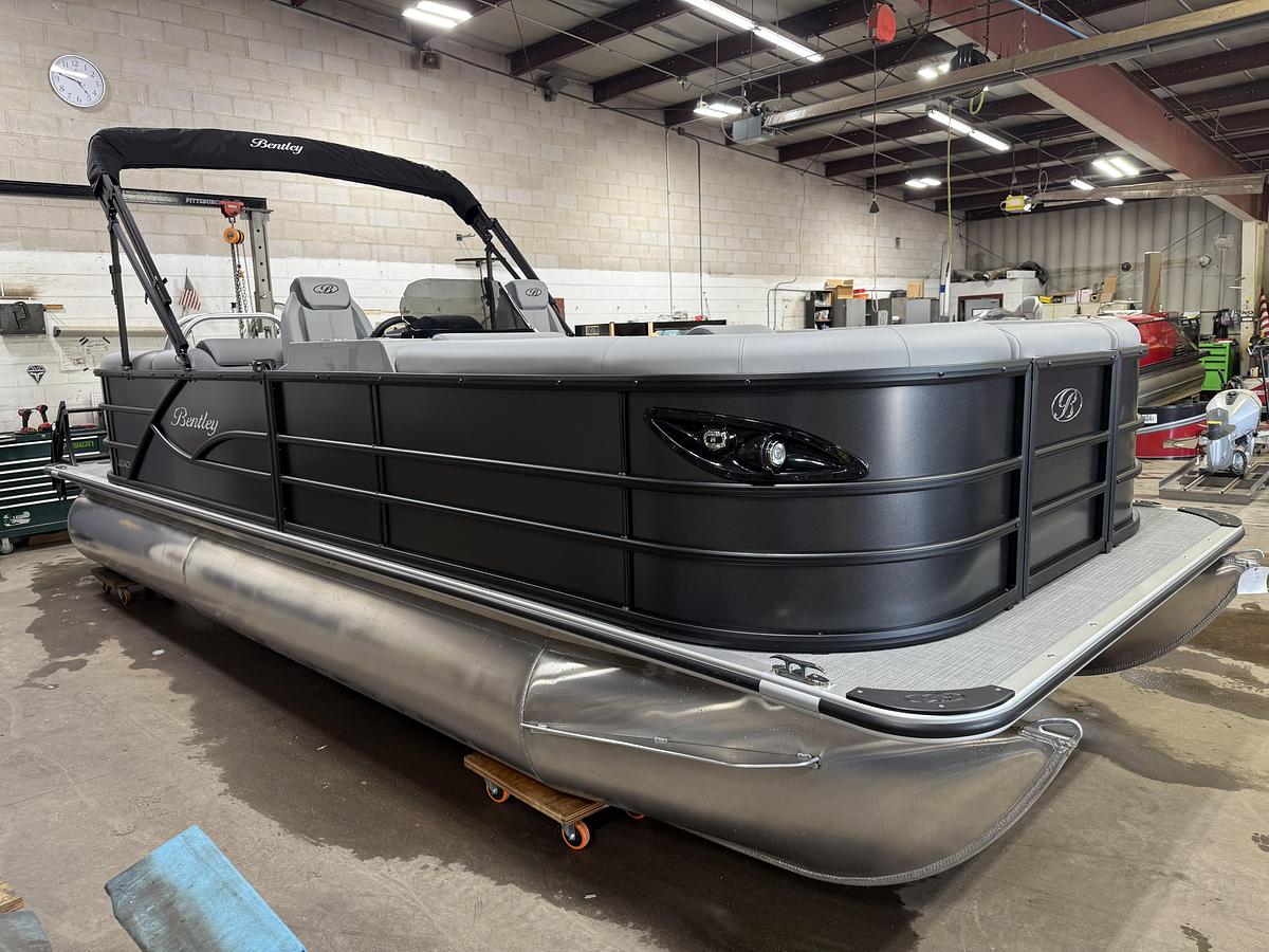 2025 Bentley Pontoons Legacy 220 Navigator Quad Lounge & Honda 4-Stroke EFI