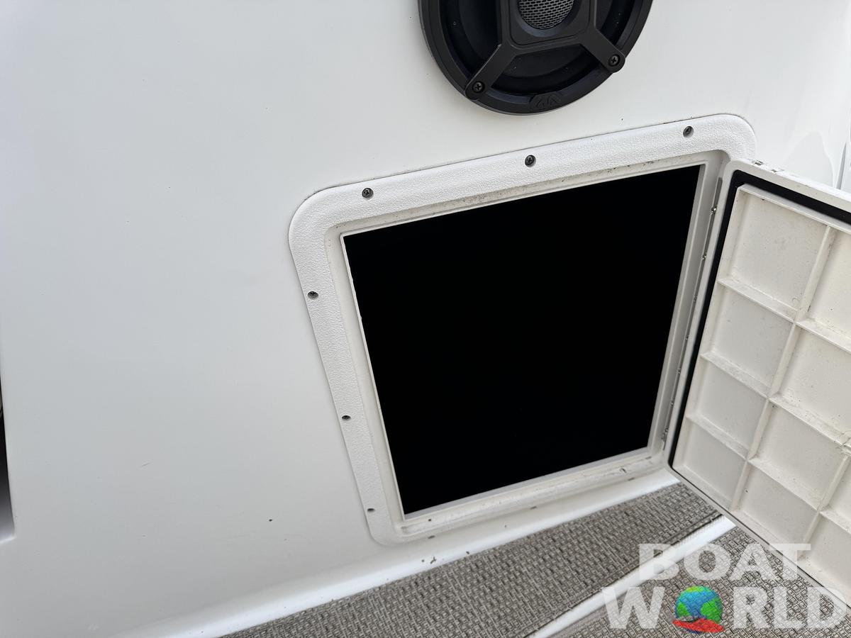 Used 2019 Hurricane SunDeck 187 with 150HP Yamaha Fourstroke EFI Outboard