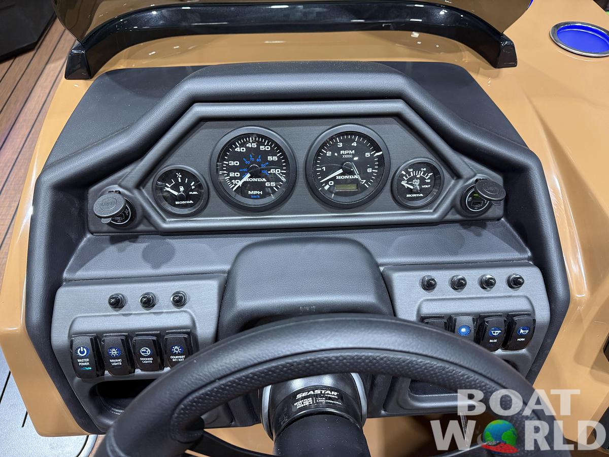 2026 Bentley Pontoons Legacy 223 QSB Swingback Tritoon 