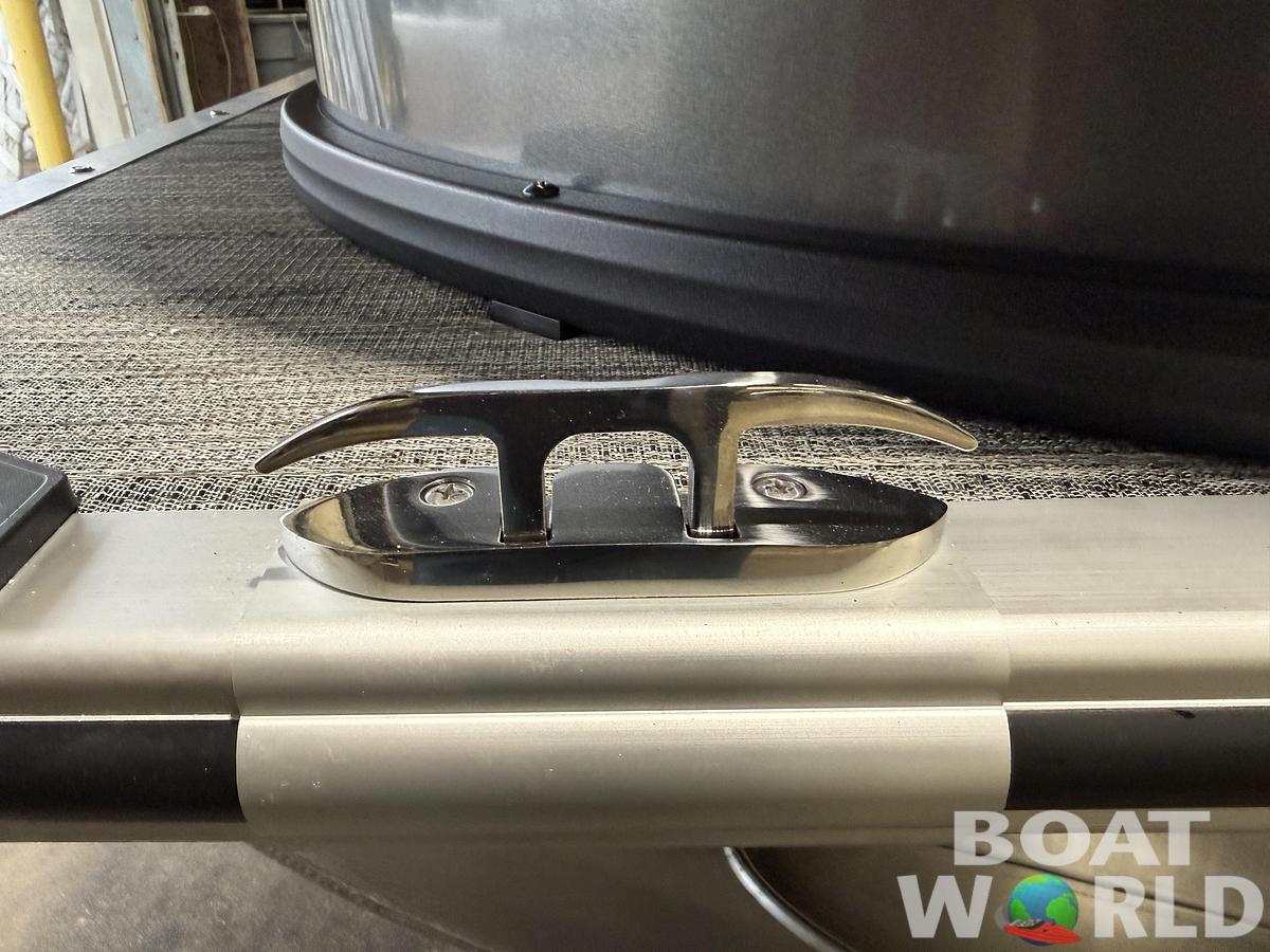 2026 Bentley Pontoons Legacy 220 Swingback 