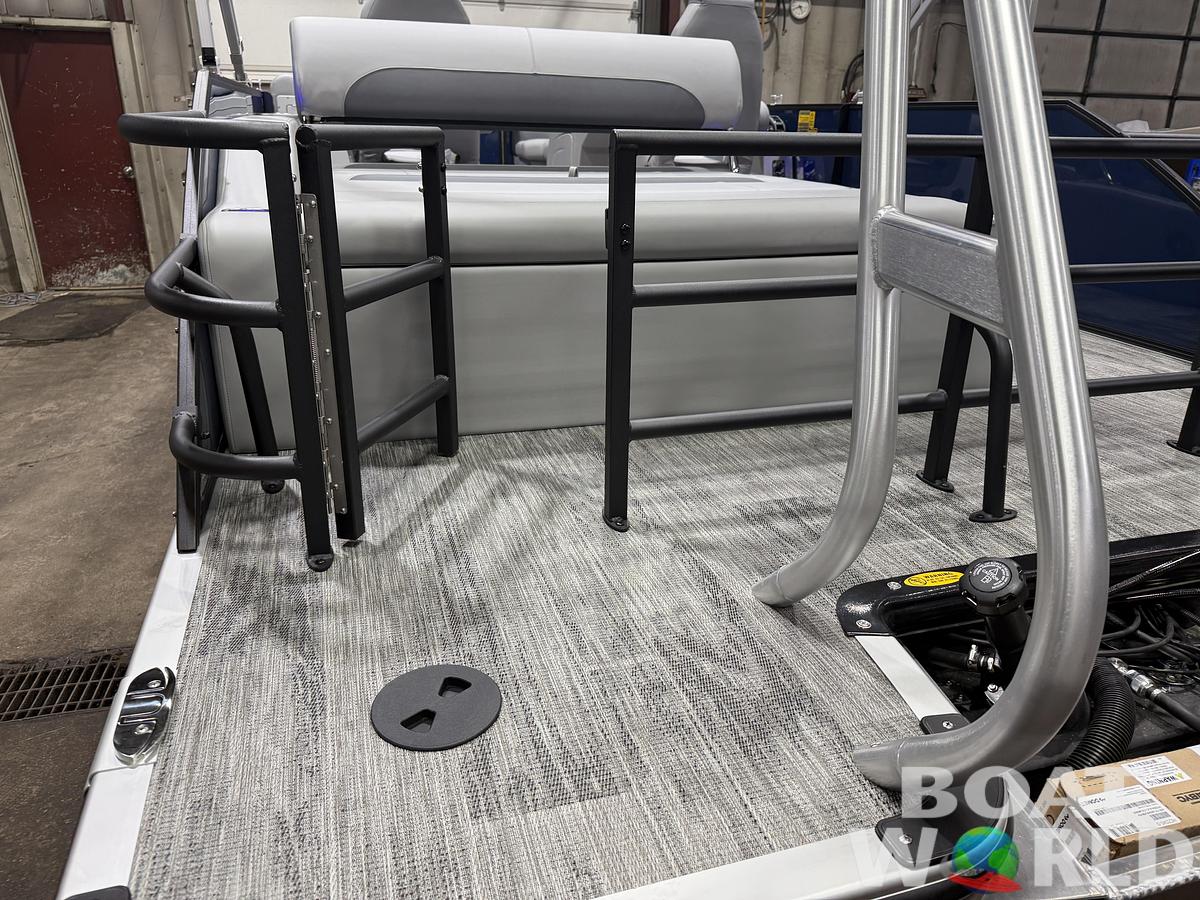 2026 Bentley Pontoons Legacy 223 Swingback Tritoon 