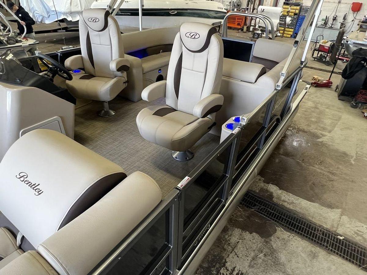 2024 Bentley Pontoons Legacy 200 Navigator Quad Lounge & Honda 4-Stroke EFI