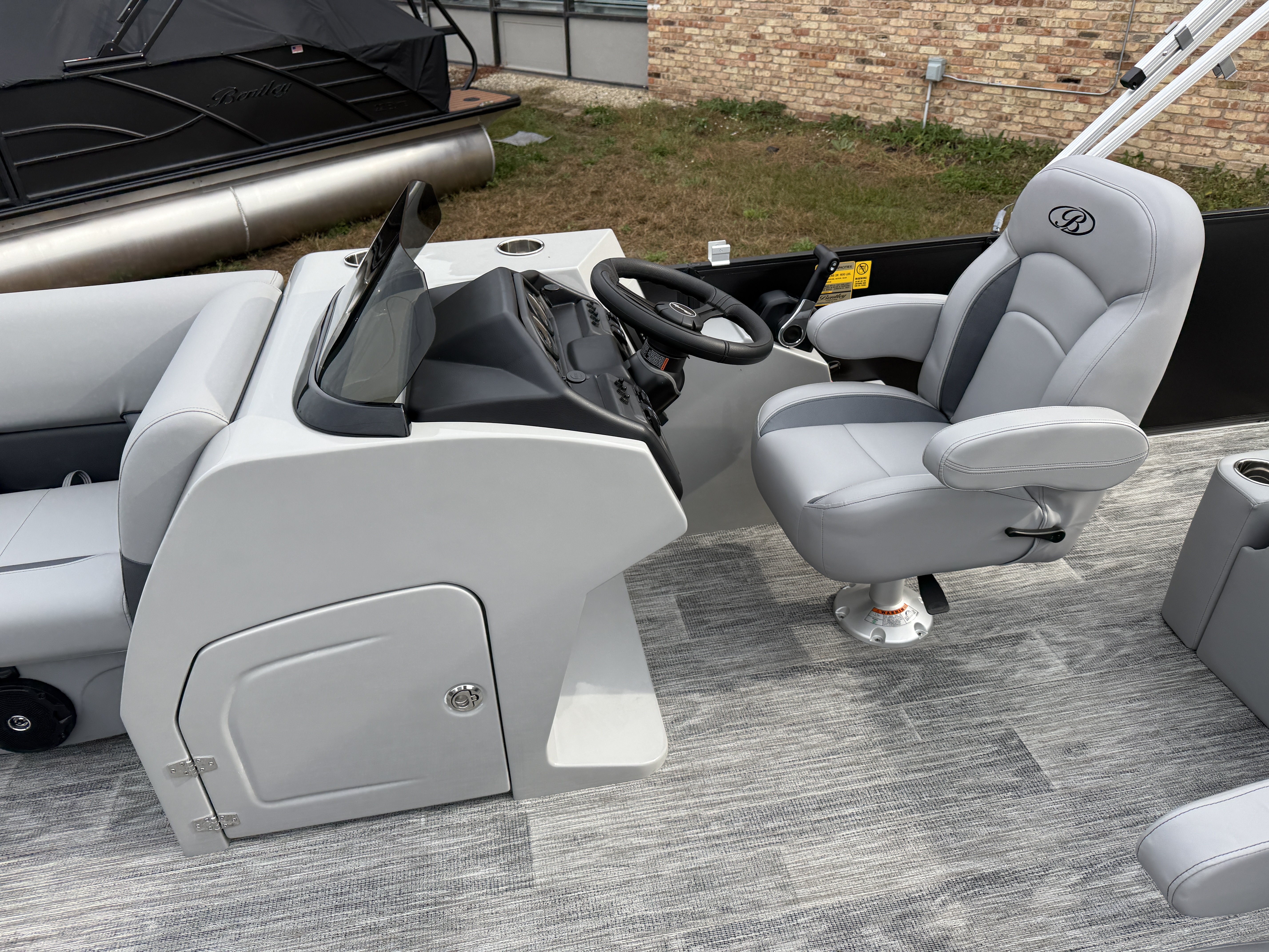 2025 Bentley Pontoons Legacy 200 Swingback