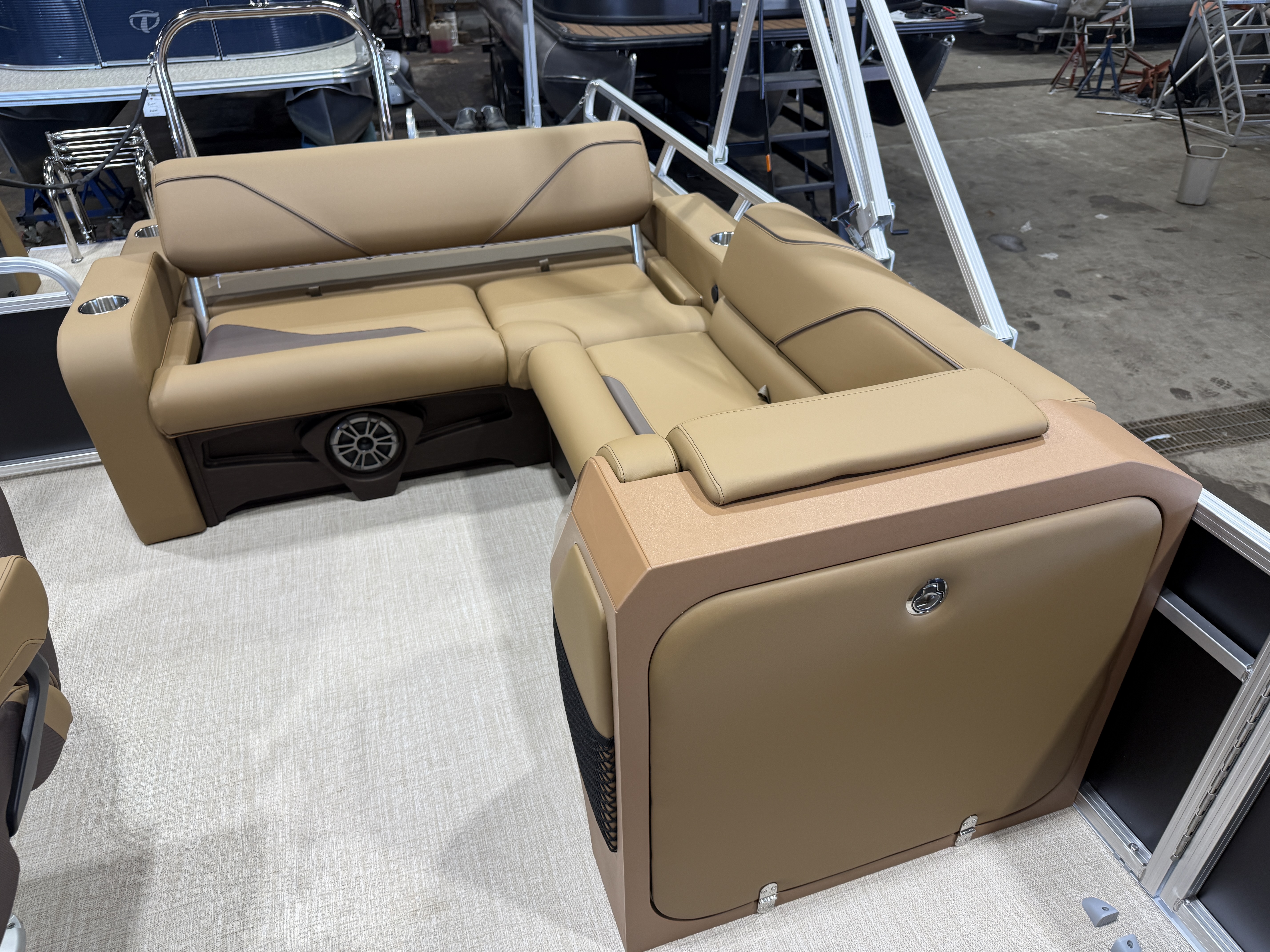 2027 Tahoe Sport VRB Premium 2385 Swingback & 4-Stroke $37995