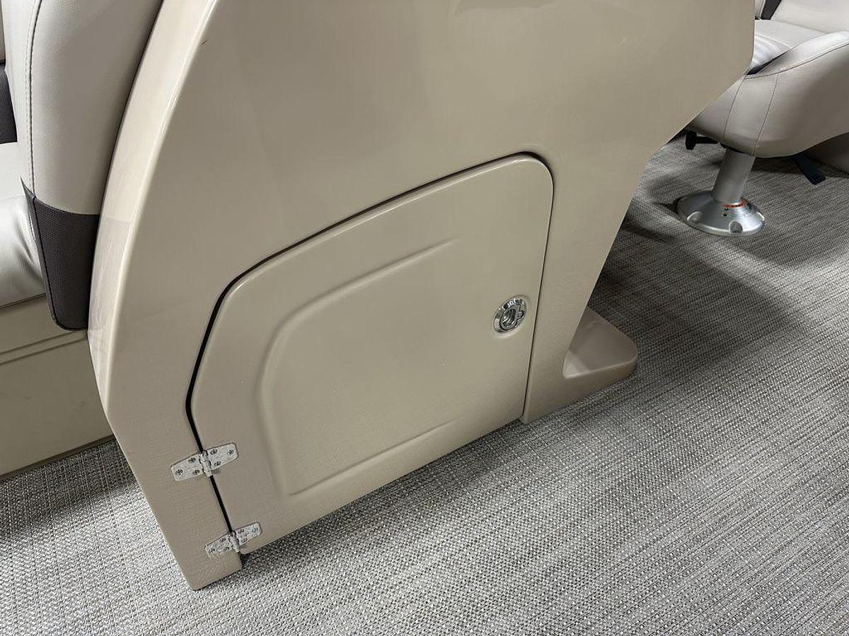 2025 Bentley Pontoons Legacy 200 Navigator Quad Lounge & Honda 4-Stroke EFI