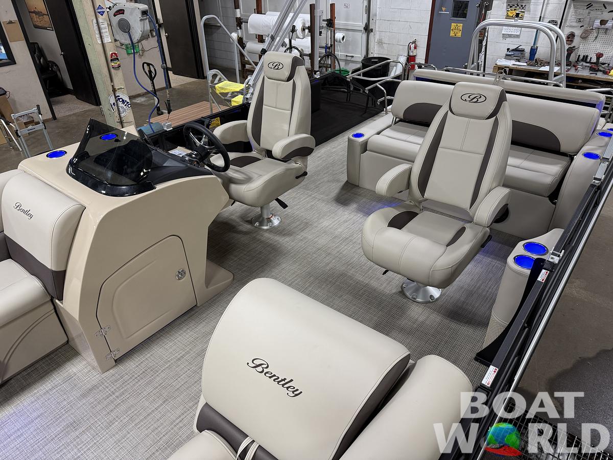 2025 Bentley Pontoons Legacy 223 Swingback Tritoon & Honda 4-Stroke EFI