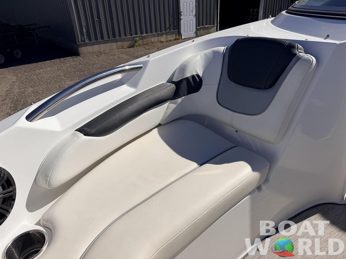 Used 2017 Rinker QX19 Bowrider & 250HP 4.5L V6 Mercruiser -$17,995