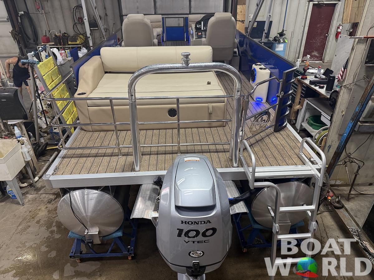 2023 Montego Bay NEW* 8524 Swingback Pontoon & 100HP 4-Stroke EFI