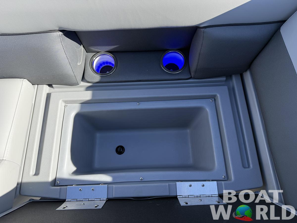 2026 Bentley Pontoons Legacy 220 Navigator Quad Lounge 