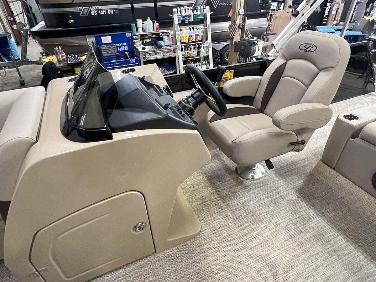 2025 Bentley Pontoons Legacy 200 Swingback & Honda 4-Stroke EFI