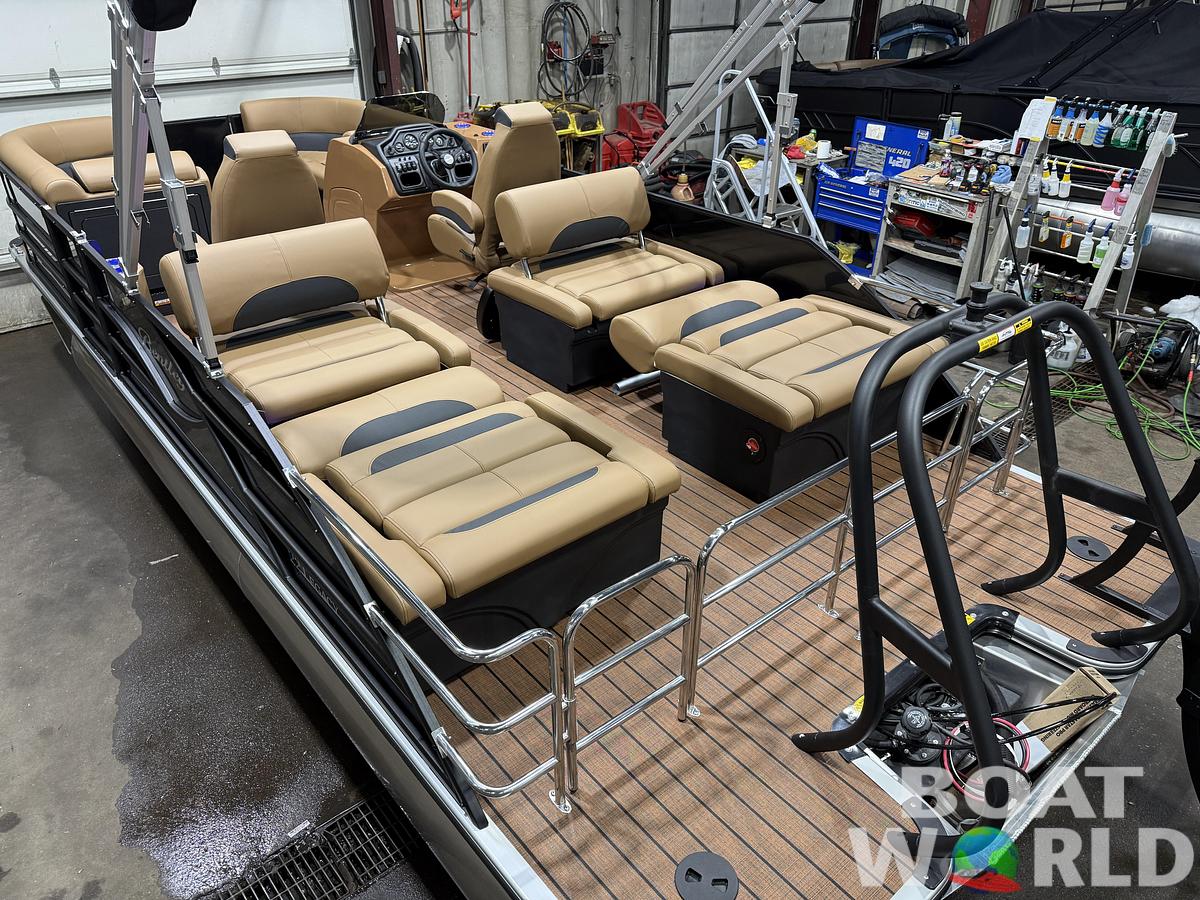2026 Bentley Pontoons Legacy 223 QSB Swingback Tritoon 