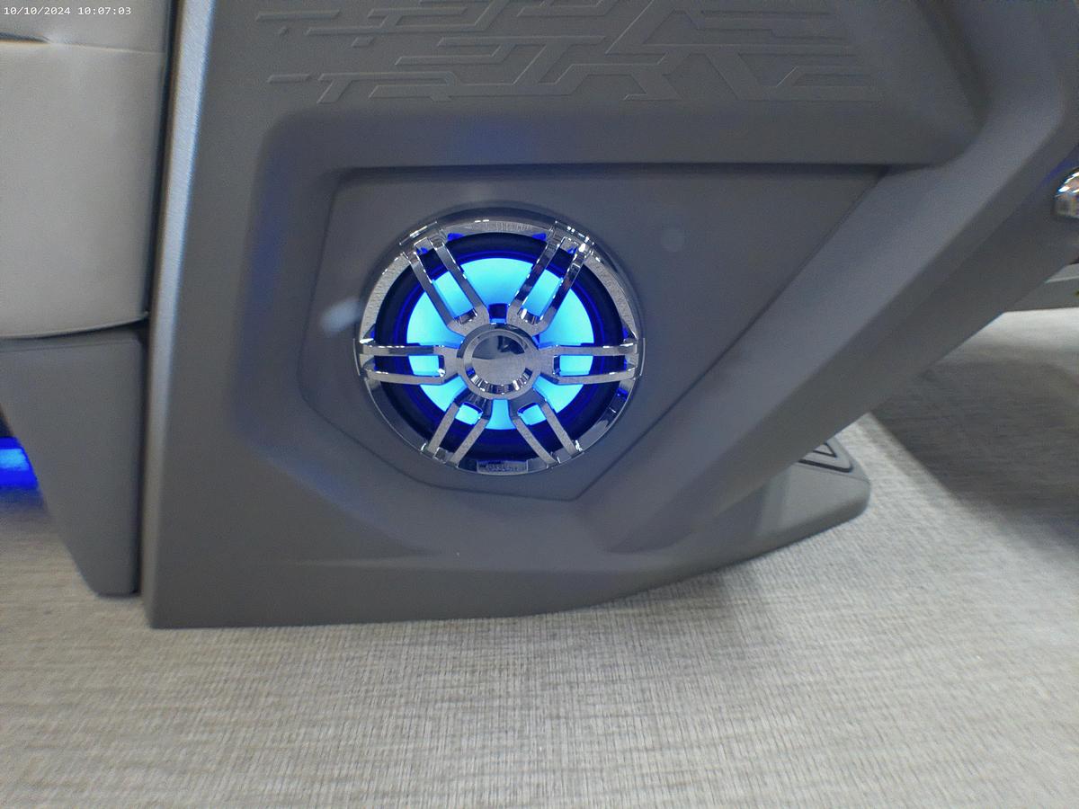 2025 Tahoe Pontoons Cascade 2385 Swingback Tritoon & 225HP 4-Stroke EFI