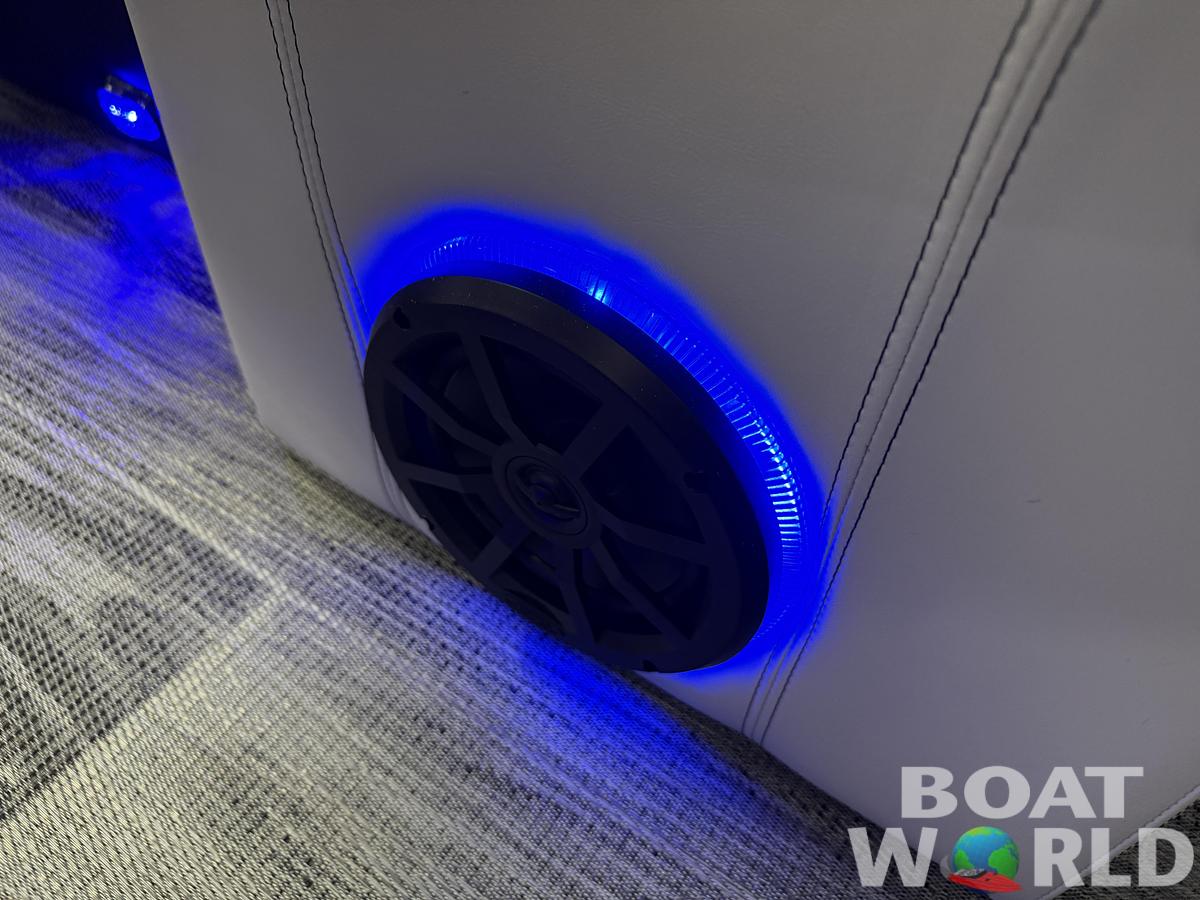 2026 Montego Bay 8522 DL Quad Lounge Tritoon