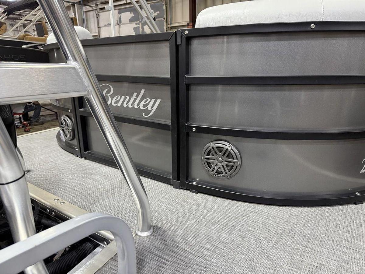 Used 2020 Bentley Pontoons Legacy 223 Navigator Quad Lounge Tritoon & Suzuki 140HP 4-Stroke EFI