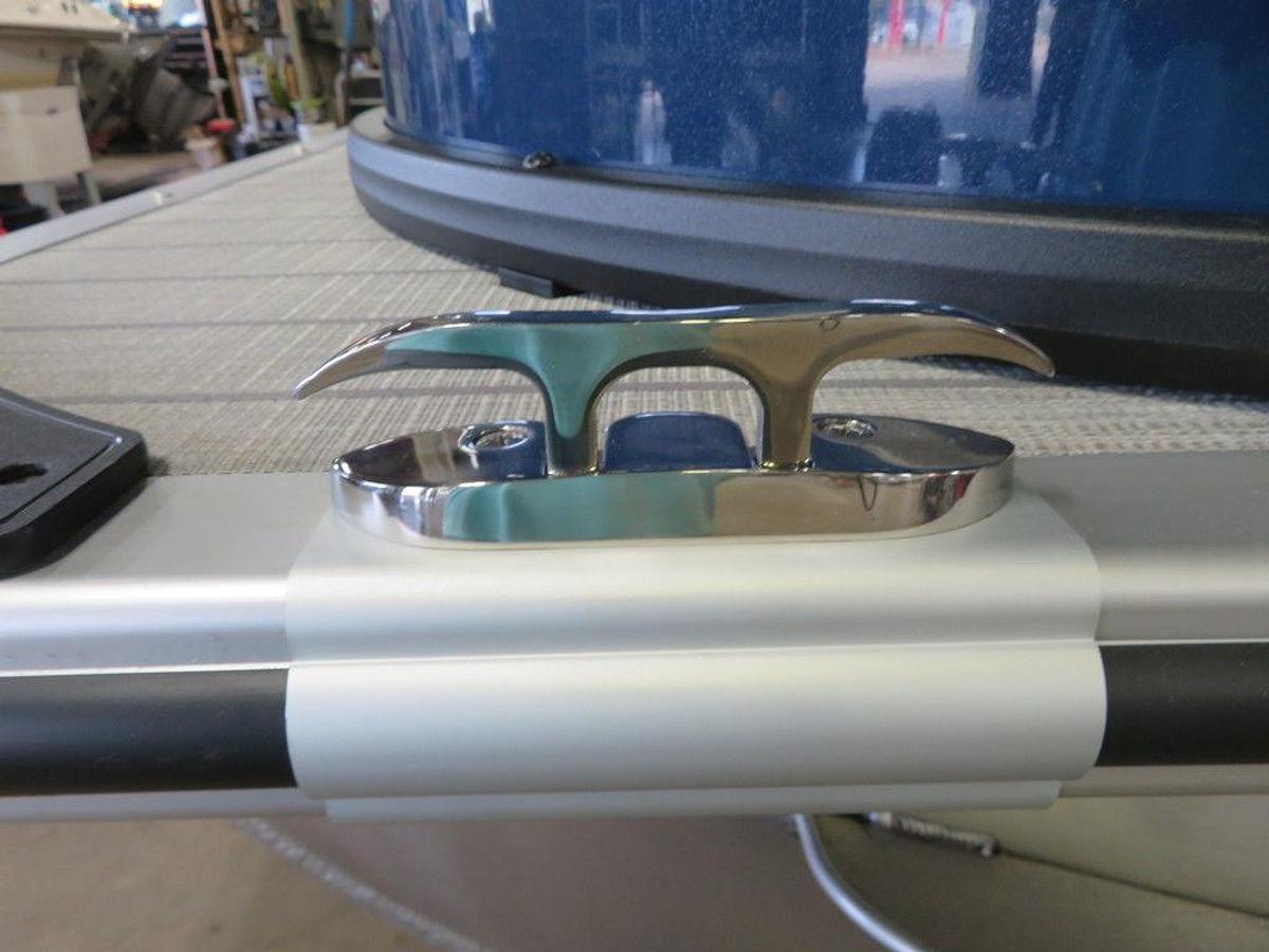 2025 Bentley Pontoons Legacy 223 QSB Swingback Tritoon & Honda 4-Stroke EFI