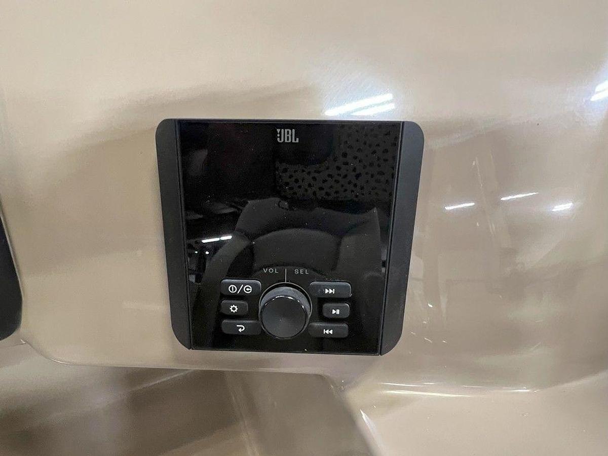 2025 Bentley Pontoons Legacy 200 Swingback & Honda 4-Stroke EFI