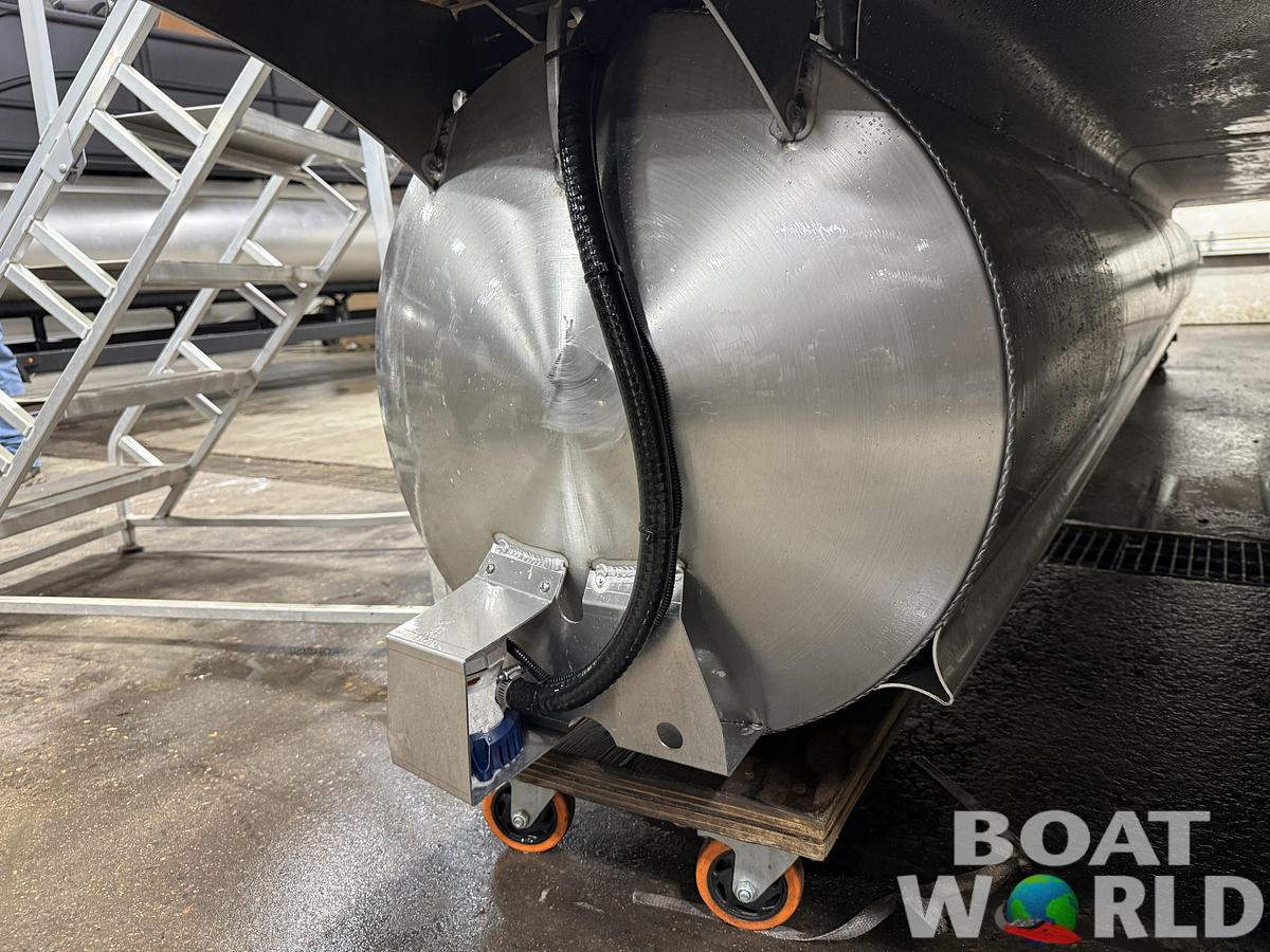 2026 Bentley Pontoons Legacy 223 Swingback Tritoon 