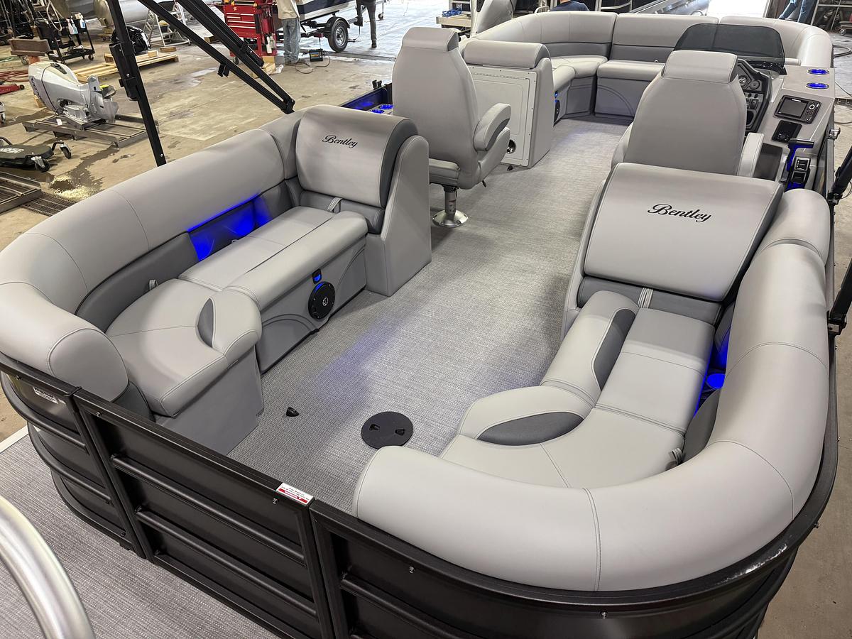 2025 Bentley Pontoons Legacy 220 Navigator Quad Lounge & Honda 4-Stroke EFI