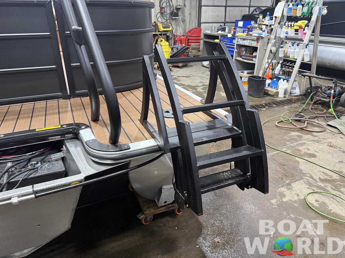 2026 Bentley Legacy 220 Navigator DL Quad Lounge $42995