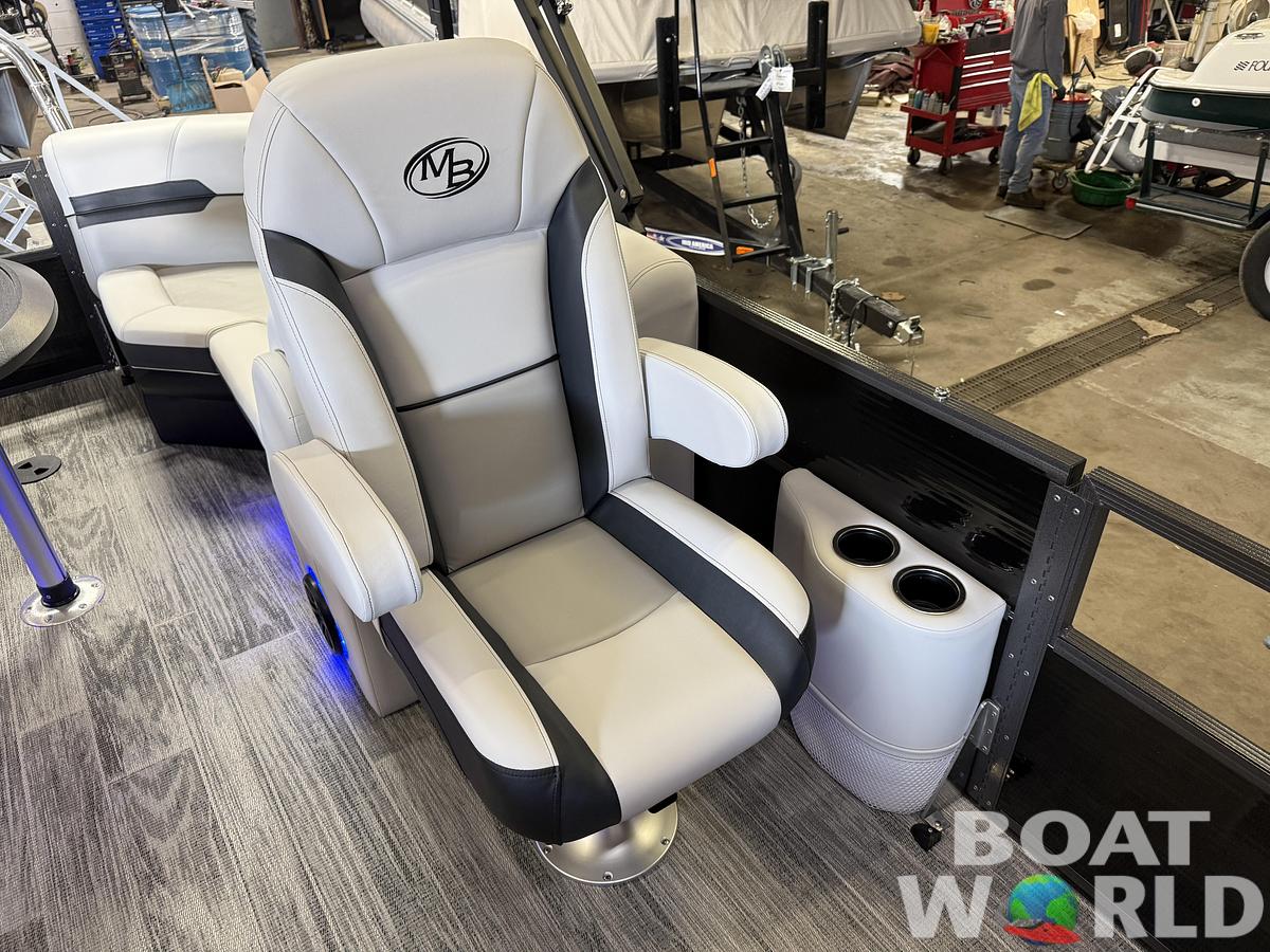 2026 Montego Bay 8522 DL Quad Lounge Tritoon