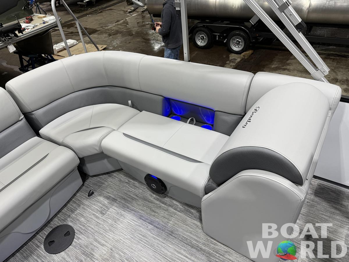 2026 Bentley Pontoons Legacy 223 Navigator Quad Lounge Tritoon