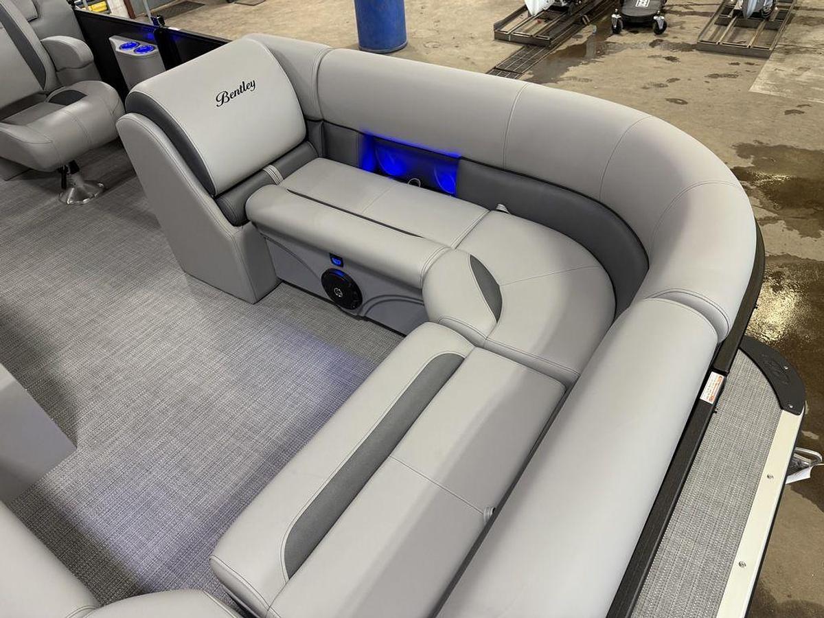 2025 Bentley Pontoons Legacy 220 Navigator Quad Lounge & Honda 4-Stroke EFI