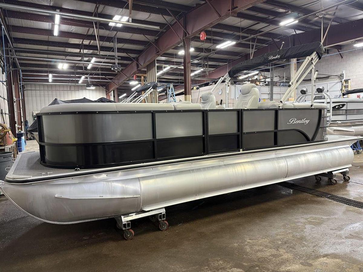 Used 2020 Bentley Pontoons Legacy 223 Navigator Quad Lounge Tritoon & Suzuki 140HP 4-Stroke EFI