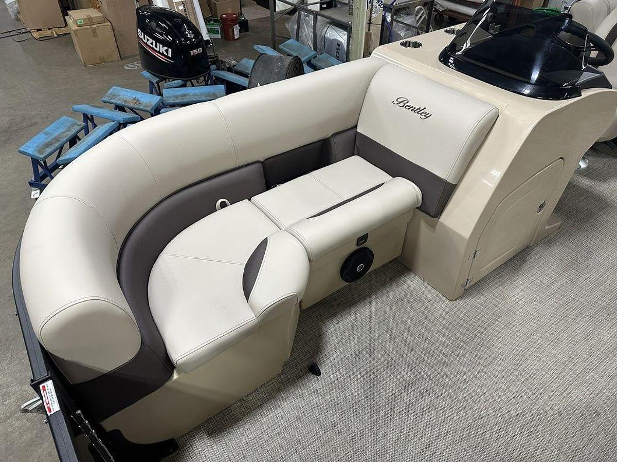 2025 Bentley Pontoons Legacy 200 Navigator Quad Lounge & Honda 4-Stroke EFI